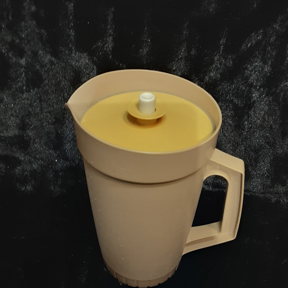 vintage Tupperware 2-quart pitcher - Picture 4 of 5
